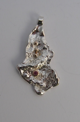 Silver & 9ct Gold pendant with pink Sapphire