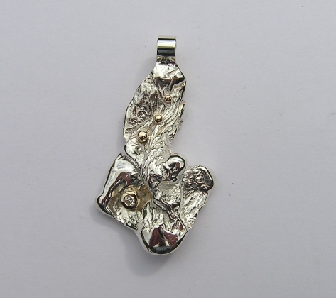 Silver & 9ct Gold pendant with Diamond