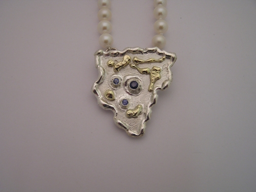 Silver & 18ct gold pendant with 3 blue Sapphires